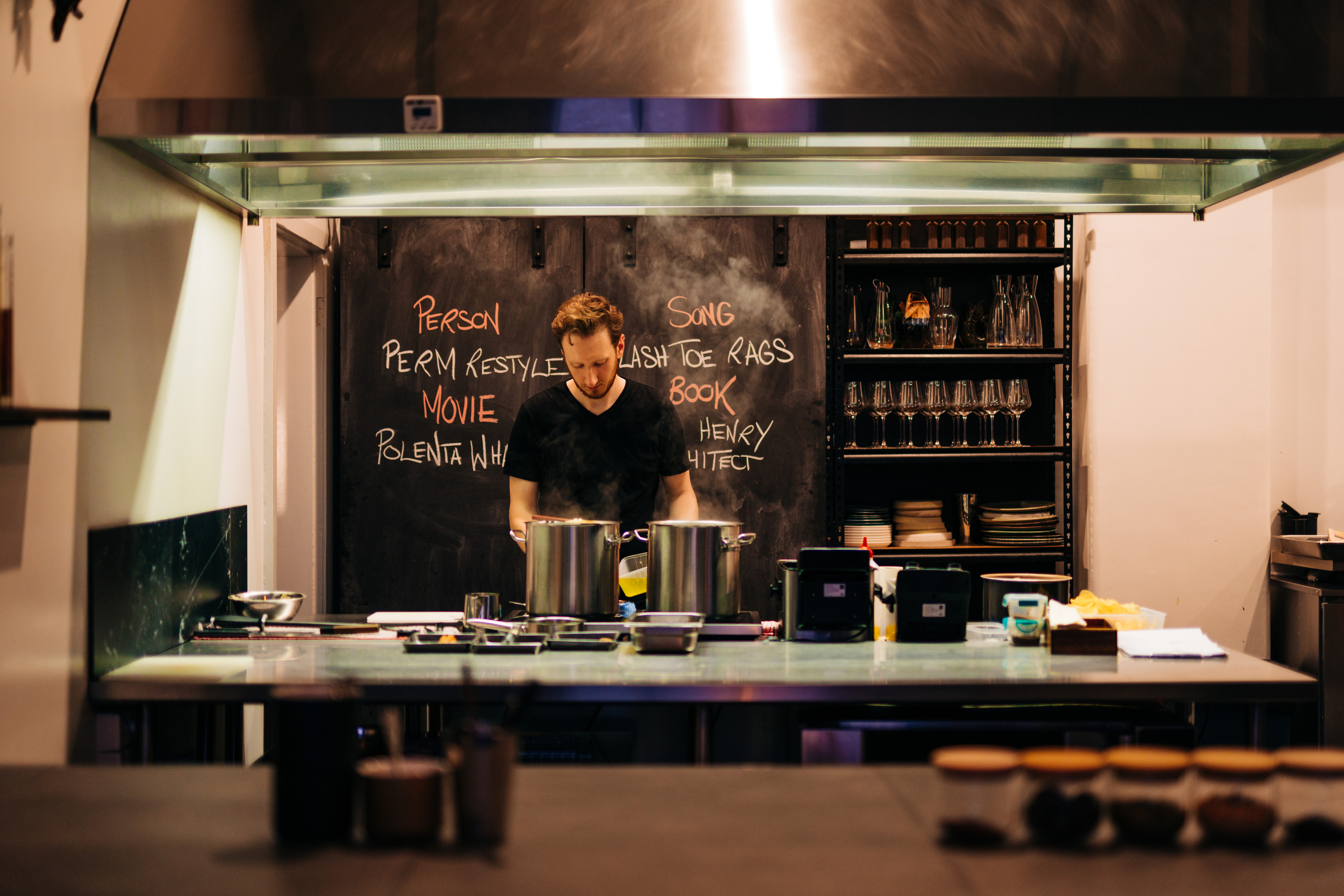 Image of the chef in the kitchen in the Dier Makr restaurant.