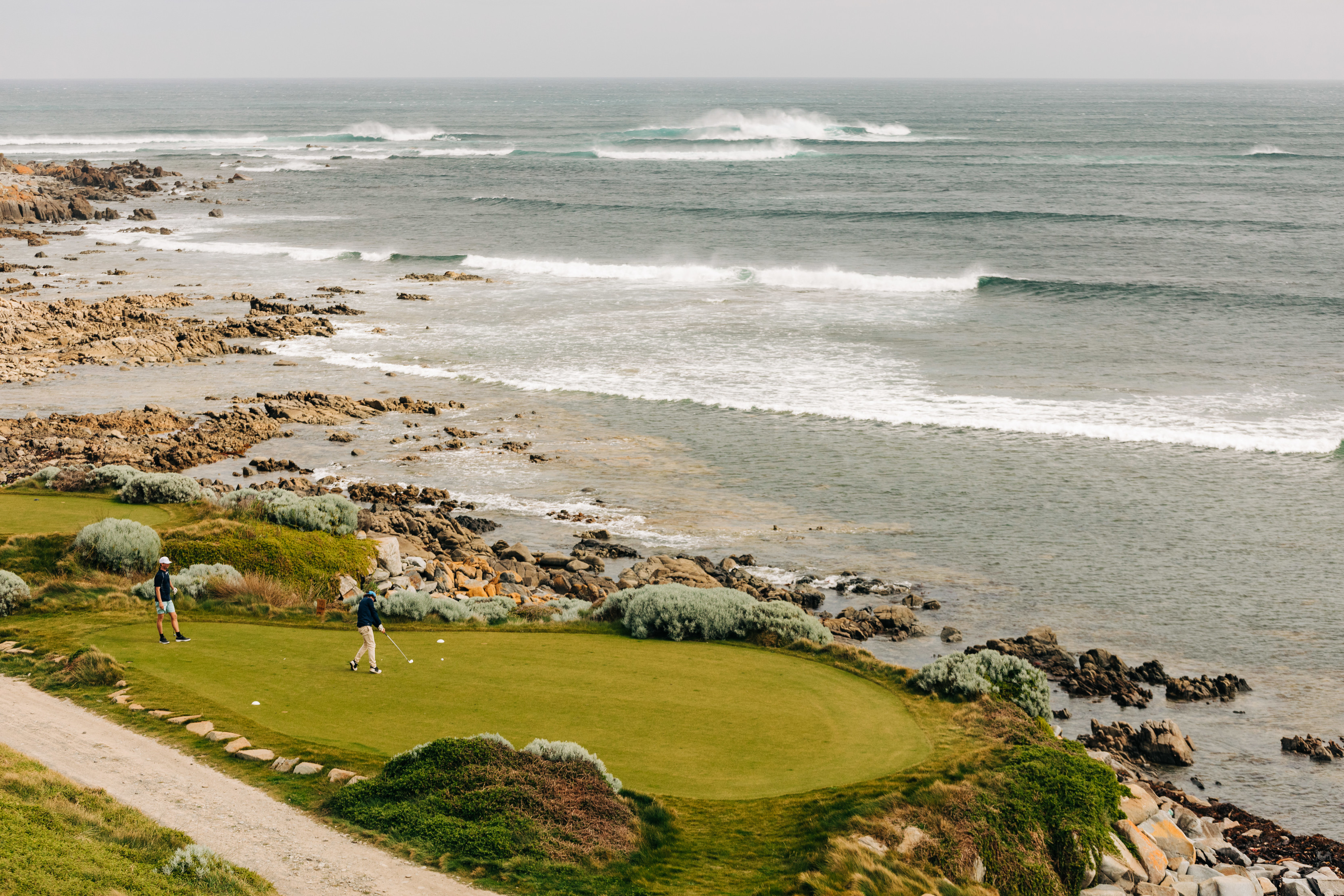Wide of Ocean Dunes Golf Course, with the Great Southern Ocean as the backdrop. Golfers play in the foreground.